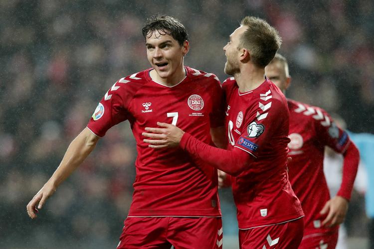 Danmarks Robert Skov har scoret til 1-0 og jubler med Christian Eriksen. Sepp Piontek efterlyser mere spræl og friske kommentarer uden for banen. 
   Foto: Jens Dresling/POLFOTO