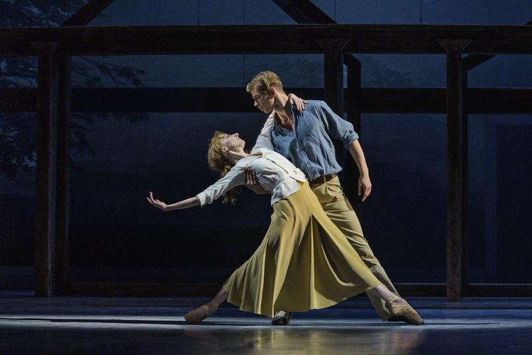 Blixen kommer i Kizzy Matiakis skikkelse for en gangs skyld til at dåne i armene på en mand: Gregory Dean som flotte Denys Finch Hatton.  Foto: Henrik Stenberg