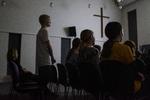 
    Arkiv. Hos Indre Mission i Hvide Sande har de unge har holdt "Kollektiv" i missionshuset. Dvs. at de har boet og hygget sammen efter arbejde og skole og overnattet der. Computerspillet 'Fortnite', kortspil og lovsang fyldte de 3 dage.
   Foto: Andreas Haubjerg/POLFOTO
