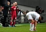 Landstræner Åge Hareide viser lige vejen for Christian Eriksen, der kan blive en afgørende spillerfor Danmark  mod Irland mandag aften.
   Foto: Lars Poulsen/POLFOTO