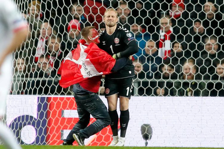  Kasper Schmeichel tog sig af baneløberen.  Foto: Jens Dresling/POLFOTO