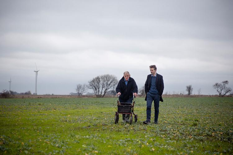 64-årige Peter Tygesen (tv) har en af hovedrollerne i Frelle Petersens film 'Onkel', der er er optaget i Sønderjylland med amatørskuespillere. Politikens Kim Skotte anmeldte den til 5 hjerter. Foto: Nima Taheri/POLFOTO