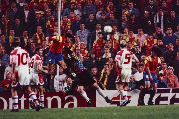 1993. Europamestrene kom ikke til VM i 1994, da Fernando Hierro scorede Spaniens 1-0-sejrsmål, som Peter Schmeichel ikke kunne forhindre, fordi José Mari Bakero spærrede hans vej ud i feltet.


   Foto: Finn Frandsen/POLFOTO