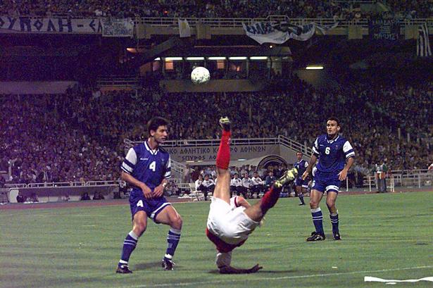 1997. I målet lavede Peter Schmeichel mirakler, men ude på banen var også Brian Laudrup  akrobatisk i Athen.
   Foto: Finn Frandsen/POLFOTO
