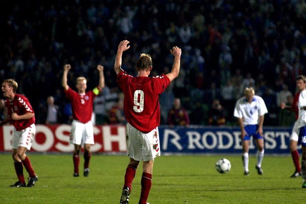 2003.  Slutfløjt med stillingen 1-1 i Bosnien og jubel hos Christian Poulsen, anfører Rene Henriksen og Jon Dahl Tomasson, der var klar til EM-slutrunden. Foto: Carsten Andreasen/POLFOTO