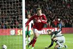 2011. En brysttæmning og en flugter fra Nicklas Bendtner bragte Danmark på 2-0 i 2-1-sejren over  Portugal.
   Foto: Lars Krabbe/POLFOTO