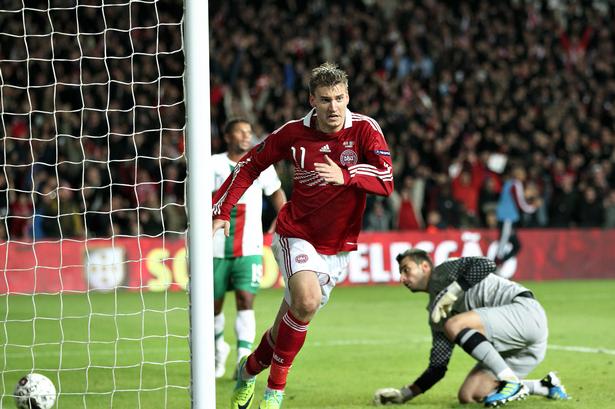 2011. En brysttæmning og en flugter fra Nicklas Bendtner bragte Danmark på 2-0 i 2-1-sejren over  Portugal.
   Foto: Lars Krabbe/POLFOTO