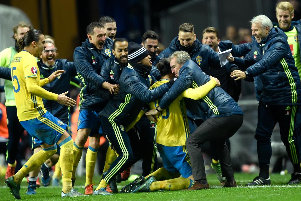 2015. Efter at have scoret sit tredje af Sveriges fire mål i playoffkampene jubler Zlatan Ibrahimovic sammen med landstræner Erik Hamrén. Foto: Lars Poulsen/POLFOTO