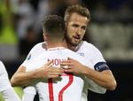Kaptajn Harry Kane og Mason Mount fejrer endnu en sikker sejr til det engelske landshold i søndag aftens kamp mod Kosovo.   Foto: Carl Recine/Ritzau Scanpix