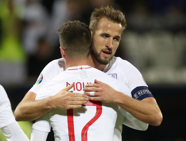Kaptajn Harry Kane og Mason Mount fejrer endnu en sikker sejr til det engelske landshold i søndag aftens kamp mod Kosovo.   Foto: Carl Recine/Ritzau Scanpix
