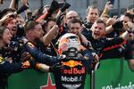 Red Bulls Max Verstappen fejrer gevinsten med sin lejr efter et spændende formel 1-løb i São Paulo. 
   Foto: Nelson Almeida/Ritzau Scanpix