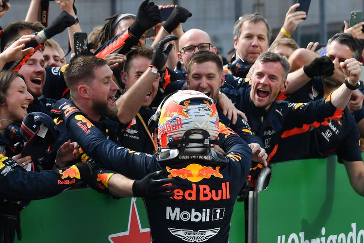 Red Bulls Max Verstappen fejrer gevinsten med sin lejr efter et spændende formel 1-løb i São Paulo. 
   Foto: Nelson Almeida/Ritzau Scanpix