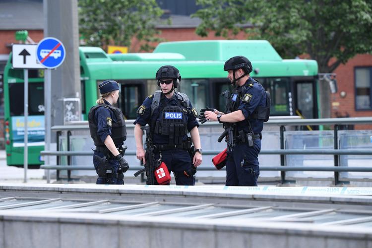 Politiet i Sydsverige har sit at se til i øjeblikket. Senest er der sket en eksplosion i Helsingborg natten til mandag. Flere personer er kommet alvorligt til skade. Billedet her er fra sidste weekend i Malmø, hvor en 15-årig dreng mistede livet efter et skyderi på et pizzeria. Foto: Johan Nilsson/Ritzau Scanpix