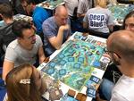 Spilskaberduoen Asger Harding Granerud og Daniel Skjold Pedersen fra København står bag brætspillet 'Deep Blue', der er deres største lancering i år. Og de besøgende stimlede sammen om 16 spilborde for et øjeblik at spille om havdykkeriet efter sunkne skatte. Foto: Thomas Vigild