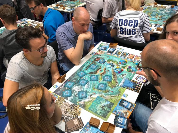 Spilskaberduoen Asger Harding Granerud og Daniel Skjold Pedersen fra København står bag brætspillet 'Deep Blue', der er deres største lancering i år. Og de besøgende stimlede sammen om 16 spilborde for et øjeblik at spille om havdykkeriet efter sunkne skatte. Foto: Thomas Vigild
