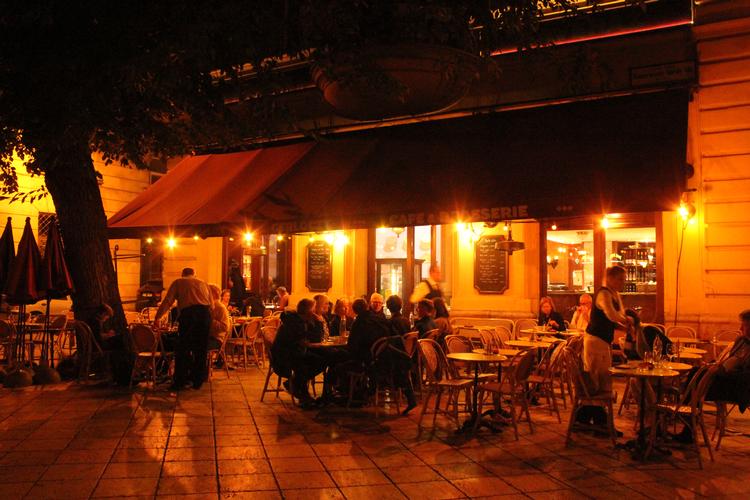 Gerloczy Kavehaz Café & Brasserie er en hyggelig og klassisk restaurant, som lige så godt kunne ligge i Paris.  Foto: Ota Tiefenböck