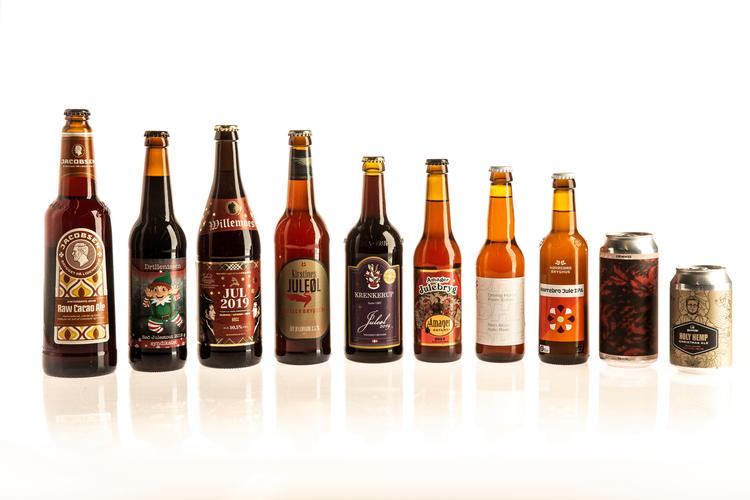 Dommerne i årets test af juleøl er helt enige om, at Vestfyens Willemoes Jul 2019, Nørrebro Bryghus' Jule IPA og Syndiaktets Drillenissen 2019 er ligeværdige vindere. Foto: Jens Hartmann Schmidt/POLFOTO