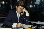 Præsident John F. Kennedy taler til de amerikanske krigsveteraners kongres på telefonen i Det Hvide Hus året inden han blev skudt i Dallas og sendte rystelser verden rundt - hele vejen til Høng. Foto: Robert Knudsen/John F. Kennedy Presidential Library and Museum, Boston