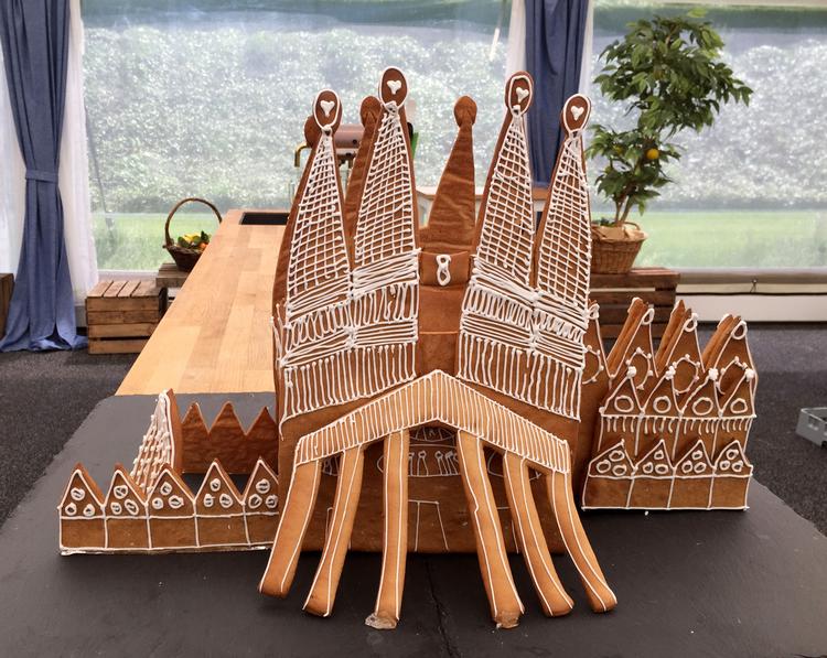 Louises kageversion af La Sagrada Familia faldt ikke i dommernes smag.  Foto: DR 