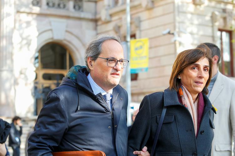 Cataloniens regionale præsident, Quim Torra, ses her med sin hustru, Carola Miro, da de forlader retten i  Barcelona. Foto: Enrique Calvo/Ritzau Scanpix