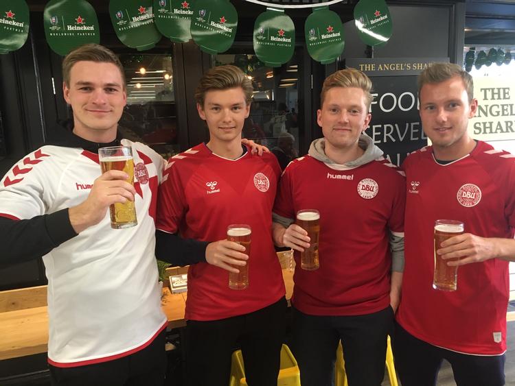 Et døgn i Dublin er begyndt godt for de fire unge aalborgensere, fra venstre Nicolai Holm Andersen, Kasper Bøgelund, Frederik Olsen og Nichlas Jørgensen. Foto: Allan Nielsen