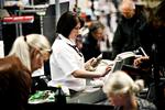 Skal akademikere tage plads i kassen i et supermarked? Den debat har beskæftigelsesministeren skudt i gang.  Foto: Mathias Christensen/POLFOTO
