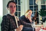 Gæstfriheden er stor hos Lis og Ole ( Gry Raabye og Gry Guldager), men der er klare grænser for åbenmundetheden. Foto: Carla Rafaella Gianetti Foto:  Carla Rafaella Gianetti