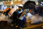 Demonstranterne forsøger at undvige den tåregas, som politiet har kastet i Hongkong.  Foto: Athit Perawongmetha/Ritzau Scanpix