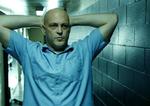 Vince Vaughn, mest kendt som komisk bamsemand i diverse lystspil, er den tidligere og gigantiske bokser, der bliver fyret som automekaniker på grund af tidernes ugunst.  Og så bliver han narkokurer for en sympatisk narkobaron.  Foto: Netflix