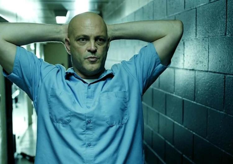 Vince Vaughn, mest kendt som komisk bamsemand i diverse lystspil, er den tidligere og gigantiske bokser, der bliver fyret som automekaniker på grund af tidernes ugunst.  Og så bliver han narkokurer for en sympatisk narkobaron.  Foto: Netflix