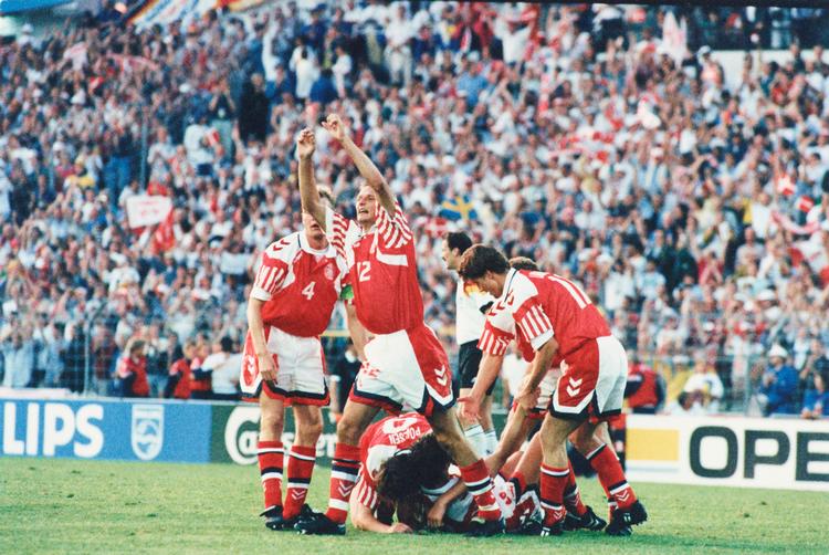 De danske spillere jubler over Kim Vilforts scoring til 2-0 i EM-finalen mod Tyskland i 1992.

   Foto: Kim Agersten/POLFOTO