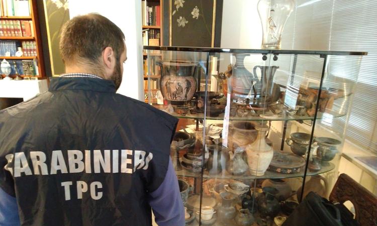 En række af de ulovligt udgravede genstande fra Calabrien blev fundet på en af de anholdtes ejendom.  Foto: Comando Carabinieri Tutela Patrimonio Culturale