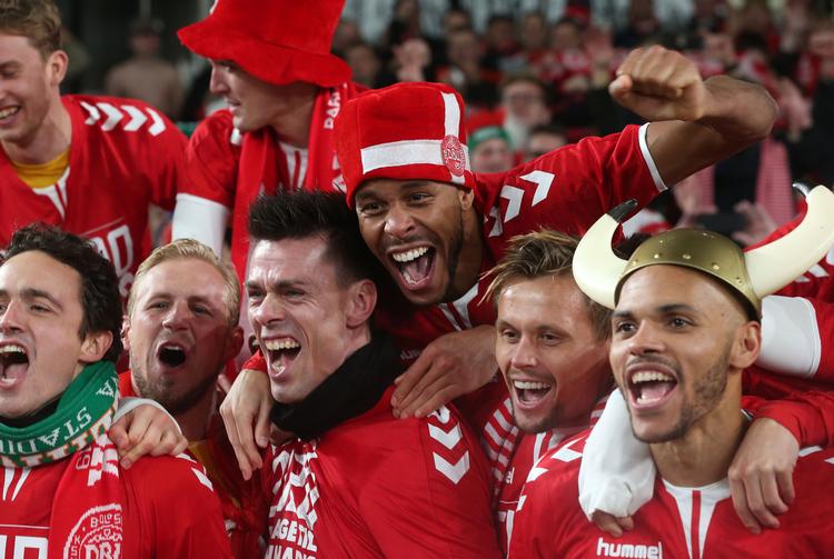 Mathias ’Zanka’ Jørgensen hoppede op på nakken af reservemålmand Jesper Hansen og Peter Ankersen, da EM-holdet fejrede sejren på Aviva Stadium i Dublin.  Foto: Lorraine O'sullivan/Ritzau Scanpix