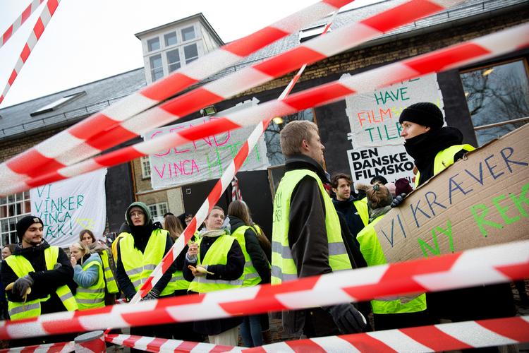 Elever fra Filmskolen begyndte for en uges tid siden at demonstrere over fyringen af deres underviser Arne Bro og kræver, at rektor Vinca Wiedemann går af. Foto: Thomas Borberg/POLFOTO