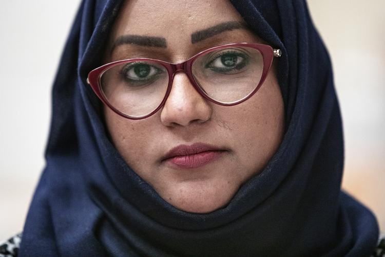 Najiba al-Naggar er født og opvokset i en velhavende familie i Yemen. Hun er universitetsuddannet, og siden borgerkrigens udbrud i 2014 har hun brugt sine ressourcer på at kæmpe for kvinders og unge menneskers rettigheder i et patriarkalsk land plaget af krig og ødelæggelse. Foto: Jacob Ehrbahn/POLFOTO