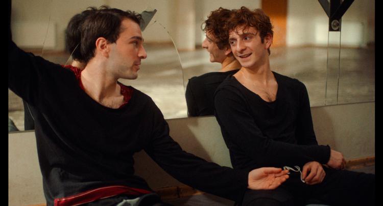 'I morgen danser vi' handler om homoseksualitet i Georgien. Flere af musikerne og koreografen optræder anonymt på filmens rulletekster. Det gør de næppe af klædelig beskedenhed. 