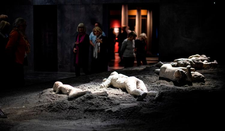 Den voldsomme katastrofe blev på den lange bane en gave til eftertiden. Få arkæologiske fund er så berømte som dem fra de tildækkede byer. Her er det afstøbninger af lig. Foto: Moesgaard Museum, På vej mod katastrofen – Pompeji og Herkulanum