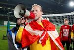 Kasper Schmeichel takker de danske fans på Aviva Stadium efter 1-1-triumfen.    Foto: David Klein/Ritzau Scanpix