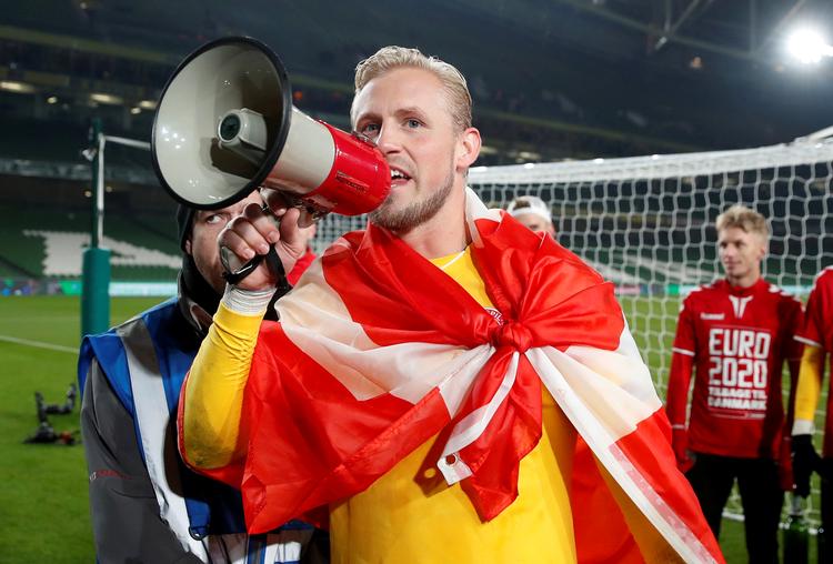 Kasper Schmeichel takker de danske fans på Aviva Stadium efter 1-1-triumfen.    Foto: David Klein/Ritzau Scanpix