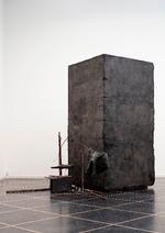 'Quarry (Serapeum mining)' fra 2019 er det betydeligste værk på Martin Erik Andersens udstilling. Serapeum er et udtryk, der optræder i den oldegyptiske gravkult. Måske spiller døden en vis rolle, også her. Men tolkningen af det sammensatte værk er overladt til beskueren. 