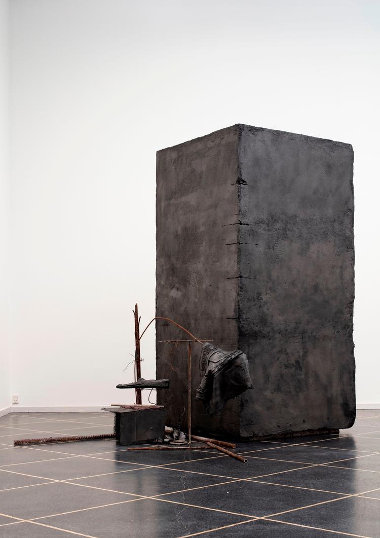'Quarry (Serapeum mining)' fra 2019 er det betydeligste værk på Martin Erik Andersens udstilling. Serapeum er et udtryk, der optræder i den oldegyptiske gravkult. Måske spiller døden en vis rolle, også her. Men tolkningen af det sammensatte værk er overladt til beskueren. 