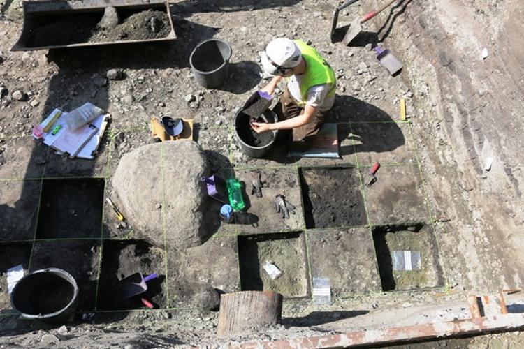 Nede under en tom grund i Ny Østergade fandt arkæologer under en større udgravning fund fra ertebølletiden og sporene fra en fortidskøbenhavner, der har siddet på en sten og tilhugget flinteredsakber. Foto: Københavns Museum