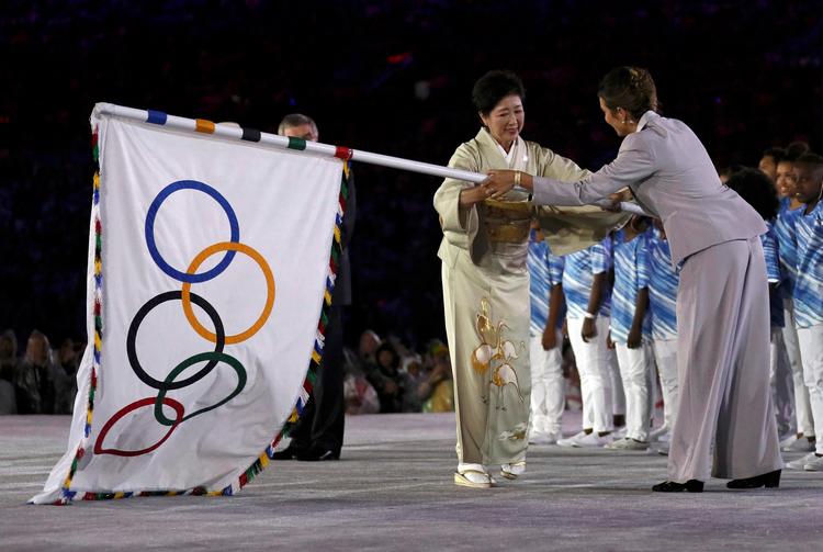 Tokyos guvernør Yuriko Koike overtager det olympiske flag efter at legene er afsluttet i Rio de Janeiro. Foto: REUTERS/Stefan Wermuth   Foto: Stefan Wermuth/Ritzau Scanpix
