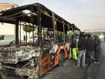 En udbrændt bus ses efter demonstrationer i landet.  Foto: -/Ritzau Scanpix