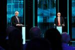 Premierminister Boris Johnson og Labours leder, Jeremy Corbyn i tirsdagens tv-duel. Foto: Jonathan Hordle/itv/Ritzau Scanpix