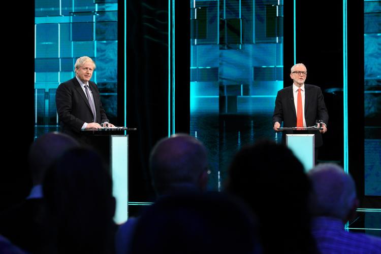 Premierminister Boris Johnson og Labours leder, Jeremy Corbyn i tirsdagens tv-duel. Foto: Jonathan Hordle/itv/Ritzau Scanpix