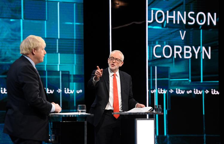 Partilederne Boris Johnson og Jeremy Corbyn mødtes til en tv-debat tirsdag aften. De mødes endnu en gang inden valget 12. december. Foto: Jonathan Hordle/itv/Ritzau Scanpix