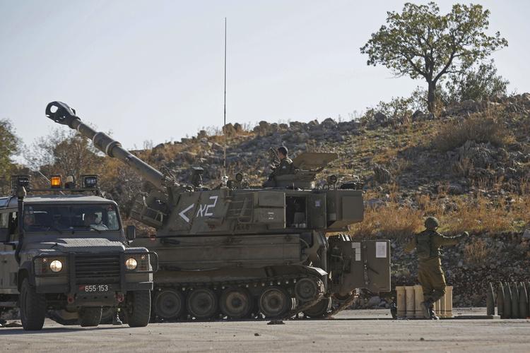 Israelsk militær er positioneret nær grænsen til Syrien i de annekterede Golan Højder. Syrisk militær eliminerede de fleste israelske missiler, der blev sendt afsted kort efter midnat onsdag som led i et gengældelsesangreb. Foto: Jalaa Marey/Ritzau Scanpix