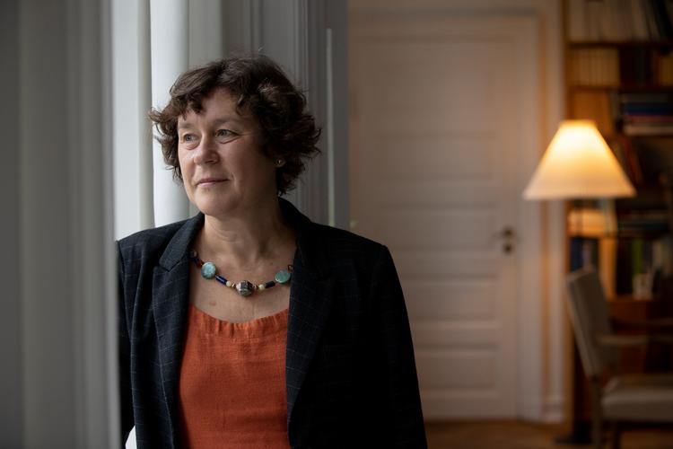 Biskop Marianne Christiansen tror, at Jesus ville have det fint med, at vi fejrer jul - men ærgre os over, at vi stresser, overpræsterer, bytter gaver og lukker andre end de nærmeste ude. Foto: Lene Esthave