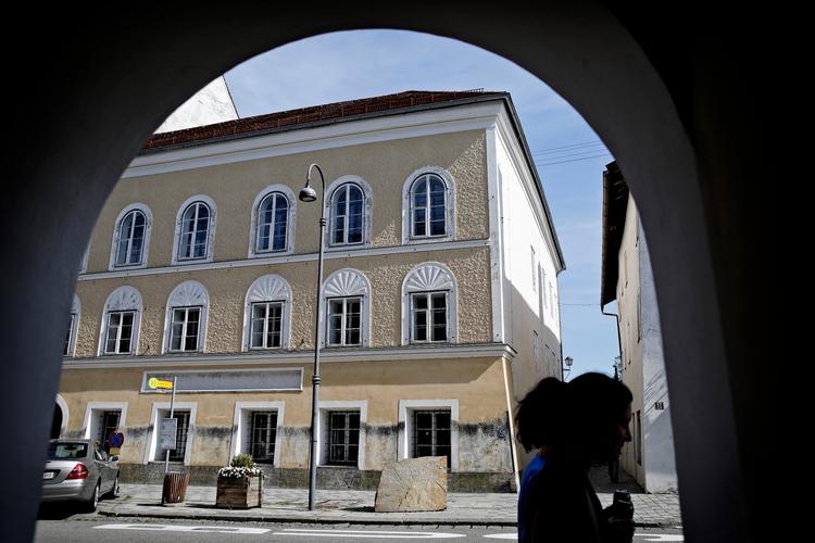 Adolf Hitler blev født i Salzburger Vorstadt nr. 15 i den lille østrigske by Braunau am Inn. Bystyret har opstillet en sten fra koncentrationslejren Mauthausen foran bygningen der står tom.
   Foto: Jens Dresling/POLFOTO